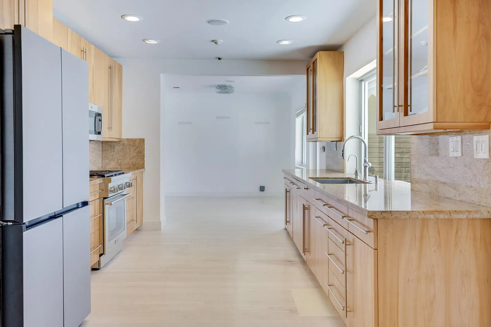 2085 Ixora Rd, North Miami, Florida — photo 2
